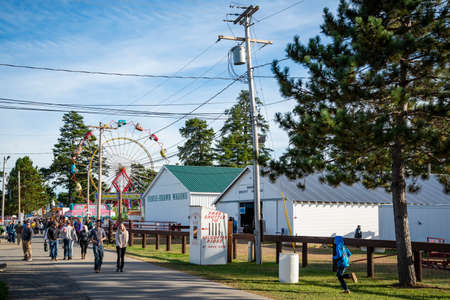 CUMBERLAND ME - OCTOBER 4, 2015: Visitors and people at Cumberland Fair in Cumberland, Maineのeditorial素材