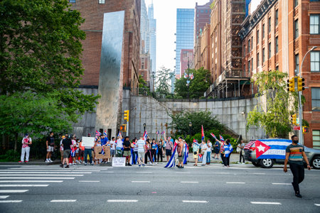 Cuban activists protest in fornt of the United Nation headquartier in New Yorkのeditorial素材
