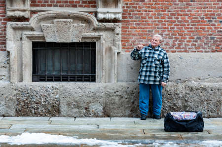 a street singer performs outside of the art gallery in Milan, Italyのeditorial素材
