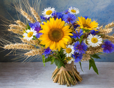 Bouquet of cornflowers, daisies and wheat earsの素材