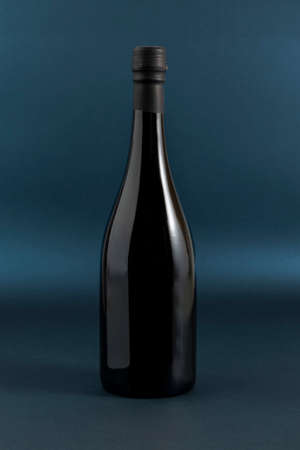 Botella de vino con espacio para texto, y un fondo de color azulの写真素材