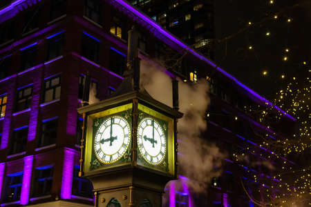 Steam Clock during a dark winter night in Gastown, Downtown Vancouver, BC, Canada.の素材 [FY310137849169]