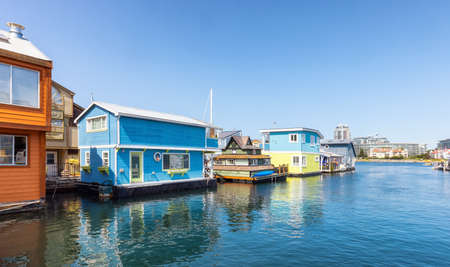 Downtown Victoria, Vancouver Island, British Columbia, Canada - August 17, 2021: Homes on the water at a Floating Pier in Fishermans Wharf Park. Sunny Summer Day.のeditorial素材
