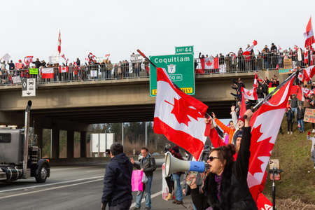 Surrey, Vancouver, British Columbia, Canada - January 29, 2022: People on the Highway Overpass Supporting the Freedom Rally and the protest of the Truck Drivers against Anti Vaccine.のeditorial素材