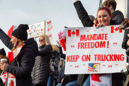 Surrey, Vancouver, British Columbia, Canada - January 29, 2022: People on the Highway Overpass Supporting the Freedom Rally and the protest of the Truck Drivers against Anti Vaccine.のeditorial素材