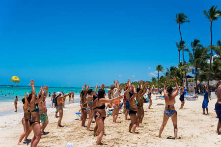 people on the beachのeditorial素材