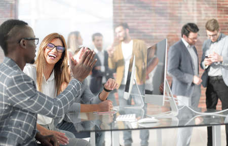 employees of the company hold a briefing in the office