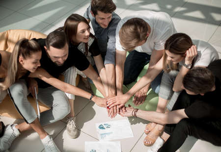 young entrepreneurs start a new business project
