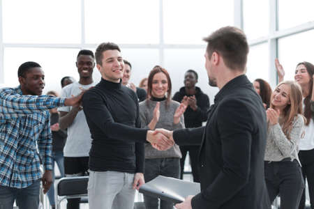 speaker welcoming a new participant of the seminar