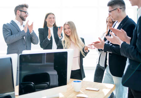 project Manager and the working group applaud standing in the office.