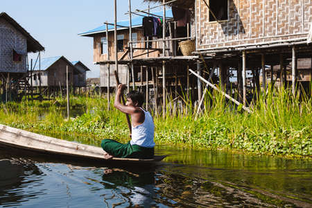 Inle Lake, Myanmar: FEB 25, 2014: Wooden stilt houses on piles inhabited by the tribe of Intharのeditorial素材