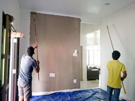 MELAKA MALAYSIA , 24 JANUARY 2018 : General worker of construction paint the wall of the house using roller brushのeditorial素材