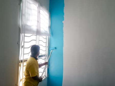 MELAKA MALAYSIA , 24 JANUARY 2018 : General worker of construction paint the wall of the house using roller brushのeditorial素材
