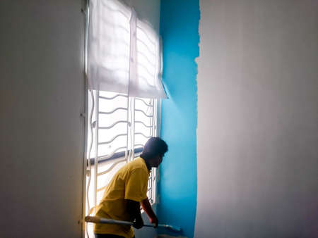 MELAKA MALAYSIA , 24 JANUARY 2018 : General worker of construction paint the wall of the house using roller brushのeditorial素材