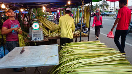 MELAKA, MALAYSIA - Jun 14, 2017 : 53/5000Sights in the night market people sell ketupat leavesのeditorial素材