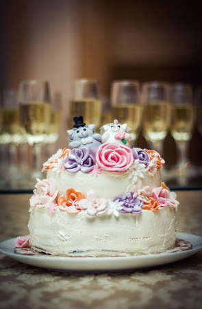 Wedding cake with cats and flowers on the plateの写真素材