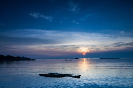 Sunset sky  Reflect the sea and rocks Thailandの写真素材