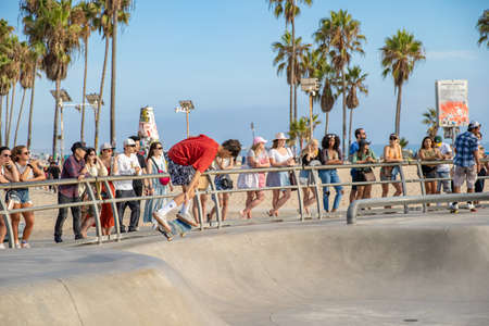 LOS ANGELES - SEPTEMBER 3, 2019: skatepark on the beach of Santa Monica full of spectatorsのeditorial素材