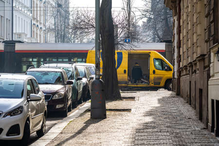 delivery of consignments by car in the city