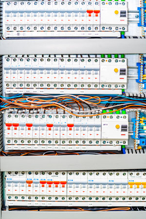 electricity distribution system with fuses and overvoltage protection