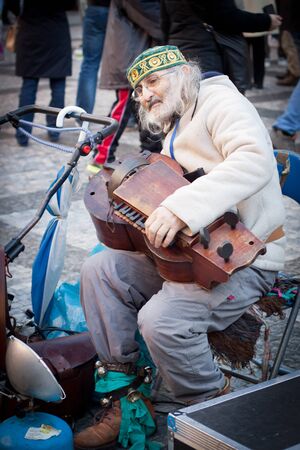 PRAGUE, CZECH REPUBLIC - JAN 02: Musician on Staromestske namesti (Old Town Square) on Jan 02, 2013 in Prague.のeditorial素材