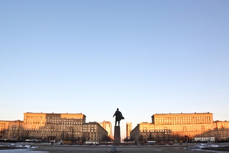ST. PETERSBURG, RUSSIA - APR 07:  Monument to Lenin in Moscow Avenue on april 07, 2013 in St. Petersburg, Russiaのeditorial素材