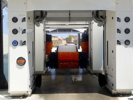 Automatic tunnel car wash operation