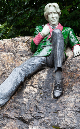 Dublin, Ireland August 17, 2018: Sculpture of writer Oscar Wilde in Merrion Square. The artwork by Danny Osborne was unveiled in 1997. The art shows Wilde reclining on a large boulder.のeditorial素材