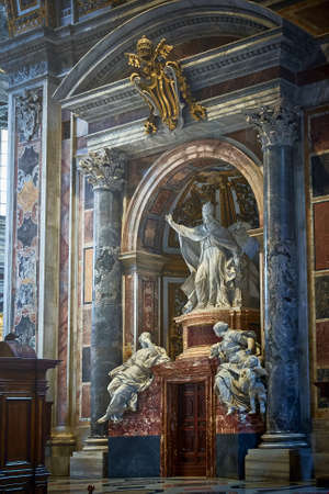VATICAN CITY, VATICAN - MAY 17, 2017: View of the sculptures inside the Basilica of Saint Peter in the Vatican.のeditorial素材