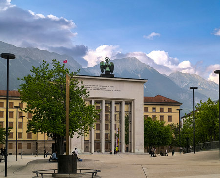 Innsbruck, Austria, 06.08.2025: World War II Liberation Monument in Eduard Wallnofer Platz with Nordkette mountain range in background. Austrian Alpsのeditorial素材