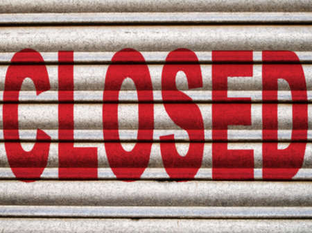 On a metal closure painted a sign says "closed".の写真素材