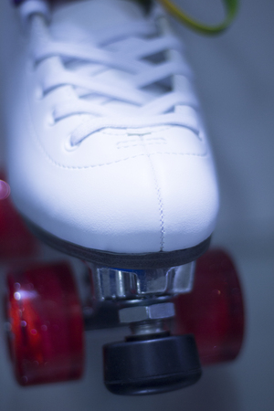 Quad figure skate rollerskates in skate store in shop window display. Skates with four wheels for figure skating roller disco and jam skating.のeditorial素材