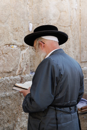Jewish man praying at the Western Wall in Jerusalemのeditorial素材