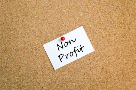 Sticky note on cork board background and text conceptの写真素材
