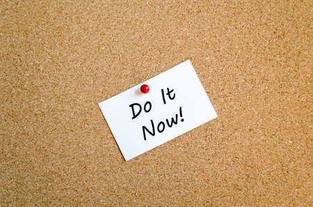 Sticky Note On Cork Board Background And Do It Now Text Conceptの写真素材