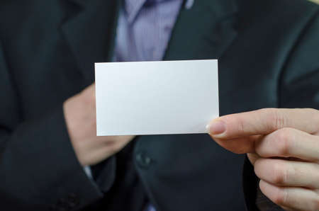 Business woman hand holding white empty note

の写真素材