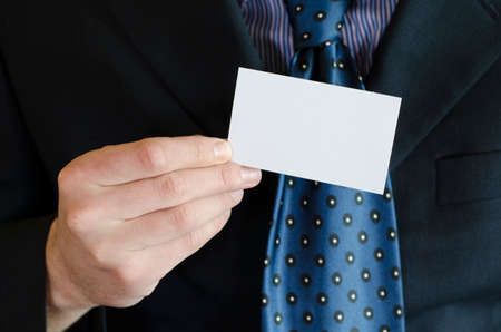 Business man hand holding white empty note

の写真素材