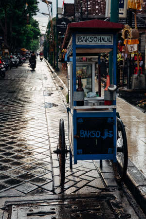 Indonesian meatball soup street stall under the rain, Ubud, Bali, Indonesiaのeditorial素材