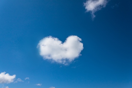   Heart shaped cloud in the blue sky background の写真素材
