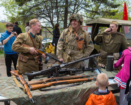  VLADIVOSTOK, RUSSIA - MAY 9, 2014  Children inspect weapons since World War II during festivities devoted to Victory Day のeditorial素材