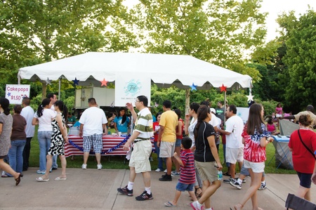 Houston, Texas - MOnday 4th July 2011 : Sugar Land residents get fired up for the Cityâs 26th annual Red, White and Bluefest ready to set the skies ablaze of Oyster Creek Park on Monday, July 4th from 5 to 10 p.m to celebrate Americaâs 235th birthdayのeditorial素材