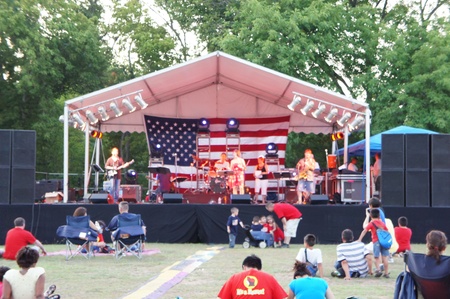 Houston, Texas - MOnday 4th July 2011 : Sugar Land residents get fired up for the City%u2019s 26th annual Red, White and Bluefest ready to set the skies ablaze of Oyster Creek Park on Monday, July 4th from 5 to 10 p.m to celebrate America%u2019s 235th birのeditorial素材