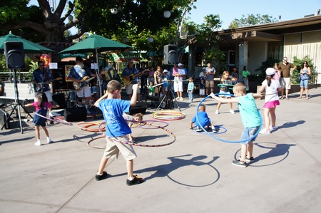San Diego, California - August 27 2011 : Kids playing with plastic hoop during outdoor performance in San Diego Zoo のeditorial素材