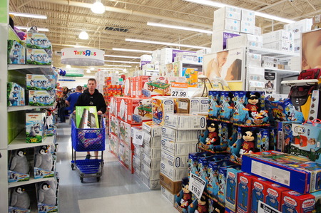 Houston, Texas - Nov 23 2012   TOYSRUS® TO KICK OFF ITS BIGGEST BLACK FRIDAY EVENT AT 8PM ON THANKSGIVING NIGHT WITH MORE THAN 200 INCREDIBLE DOORBUSTERSのeditorial素材
