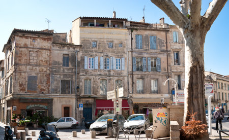 These houses are familiar for a long time and meet each other every day on the square in Arlesのeditorial素材