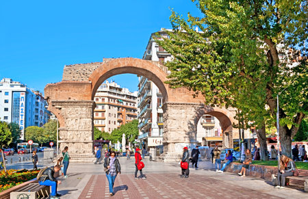THESSALONIKI, GREECE - OCTOBER 17, 2013: Nowadays Arch of Galerius (Kamara) located on the busy tourist street, many people pass through it during their shopping or walking, on October 17 in Thessaloniki.のeditorial素材