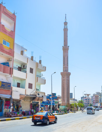 HURGADA, EGYPT - OCTOBER 5, 2014: The wide street in the city centre with the high minaret next to the tourist market, on October 5 in Hurgada.のeditorial素材