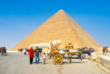 GIZA, EGYPT - OCTOBER 10, 2014: Tourists like to visit Necropolis of Giza with children, on October 10 in Giza.のeditorial素材