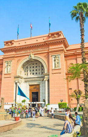 CAIRO EGYPT  OCTOBER 9 2014: The first morning visitors go to Egyptian Museum on October 9 in Cairo.のeditorial素材