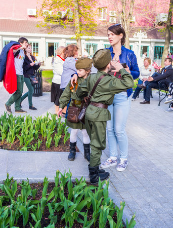 MOSCOW, RUSSIA - MAY 9, 2015: The chidren in old styled military costumes in the Hermitage Garden, on May 9 in Moscow.のeditorial素材